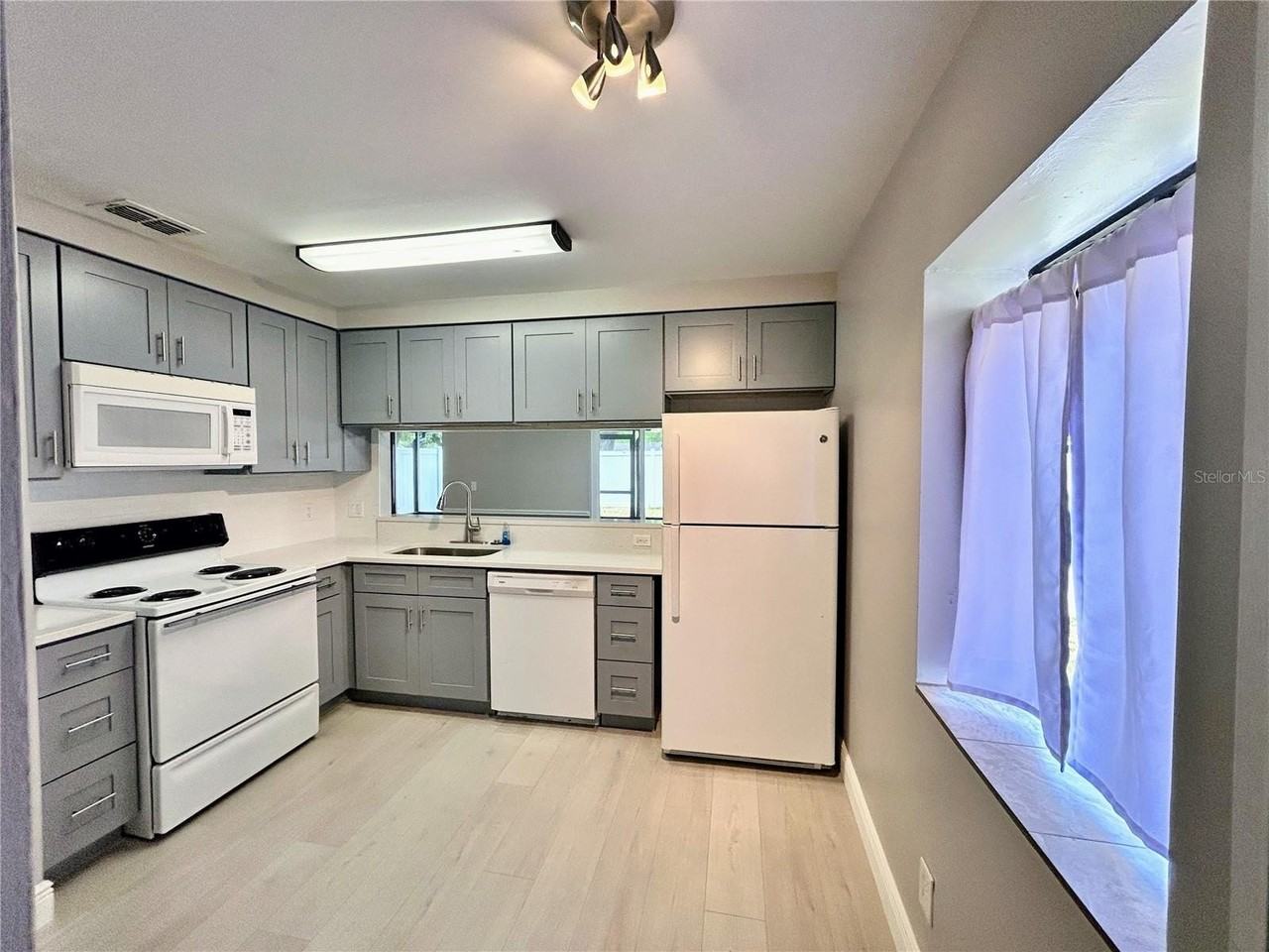 5205 Corvette Dr - Photo 4 of 35