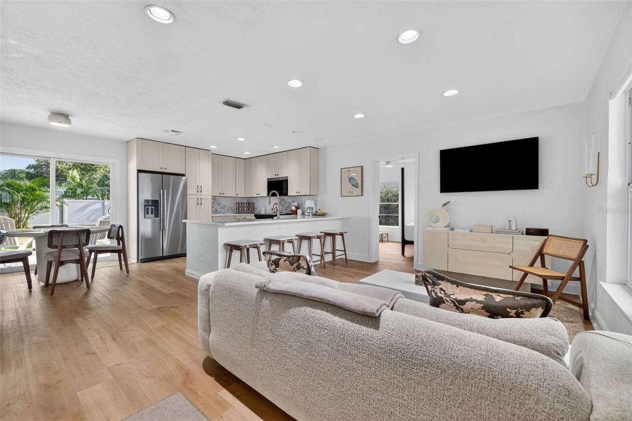 637 41st Ave Ne - Photo 2 of 35