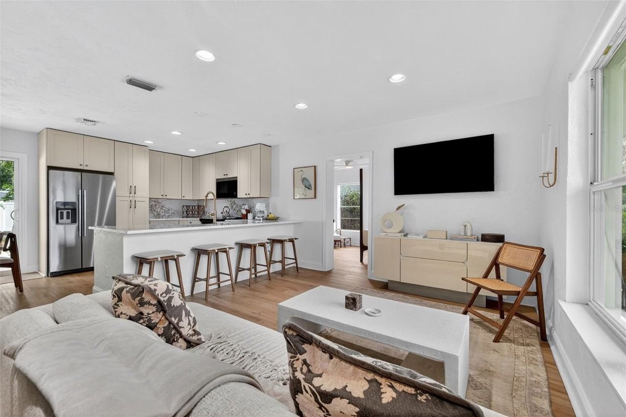 637 41st Ave Ne - Photo 3 of 35