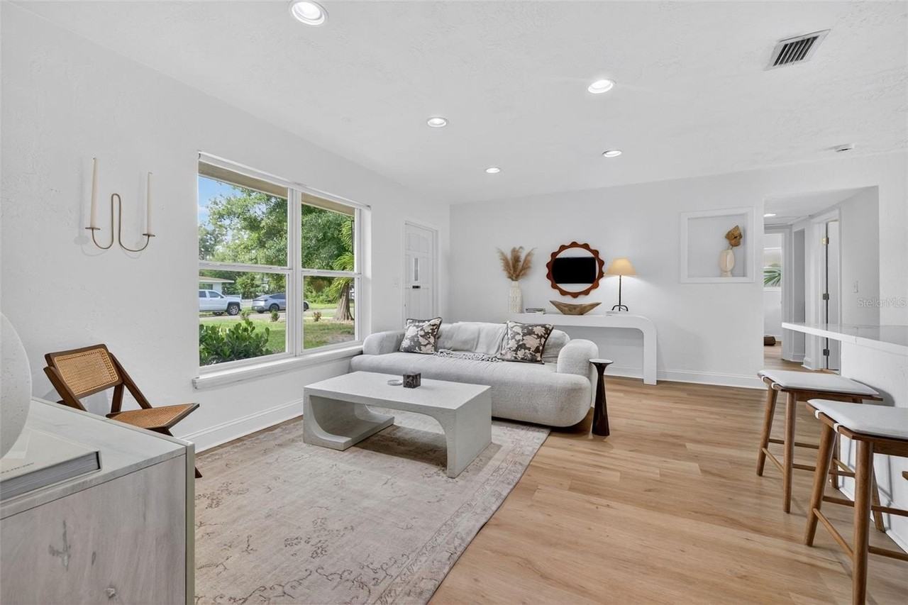 637 41st Ave Ne - Photo 4 of 35