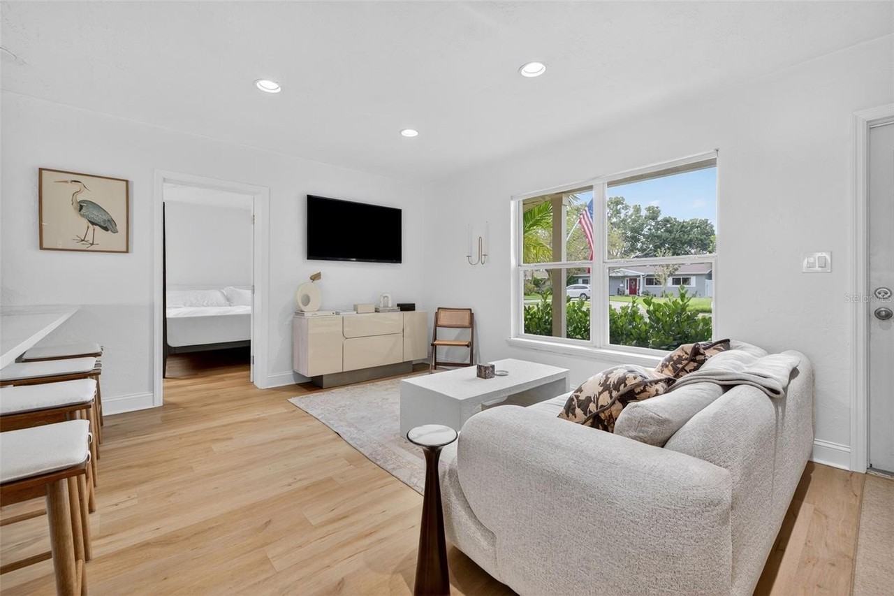 637 41st Ave Ne - Photo 5 of 35