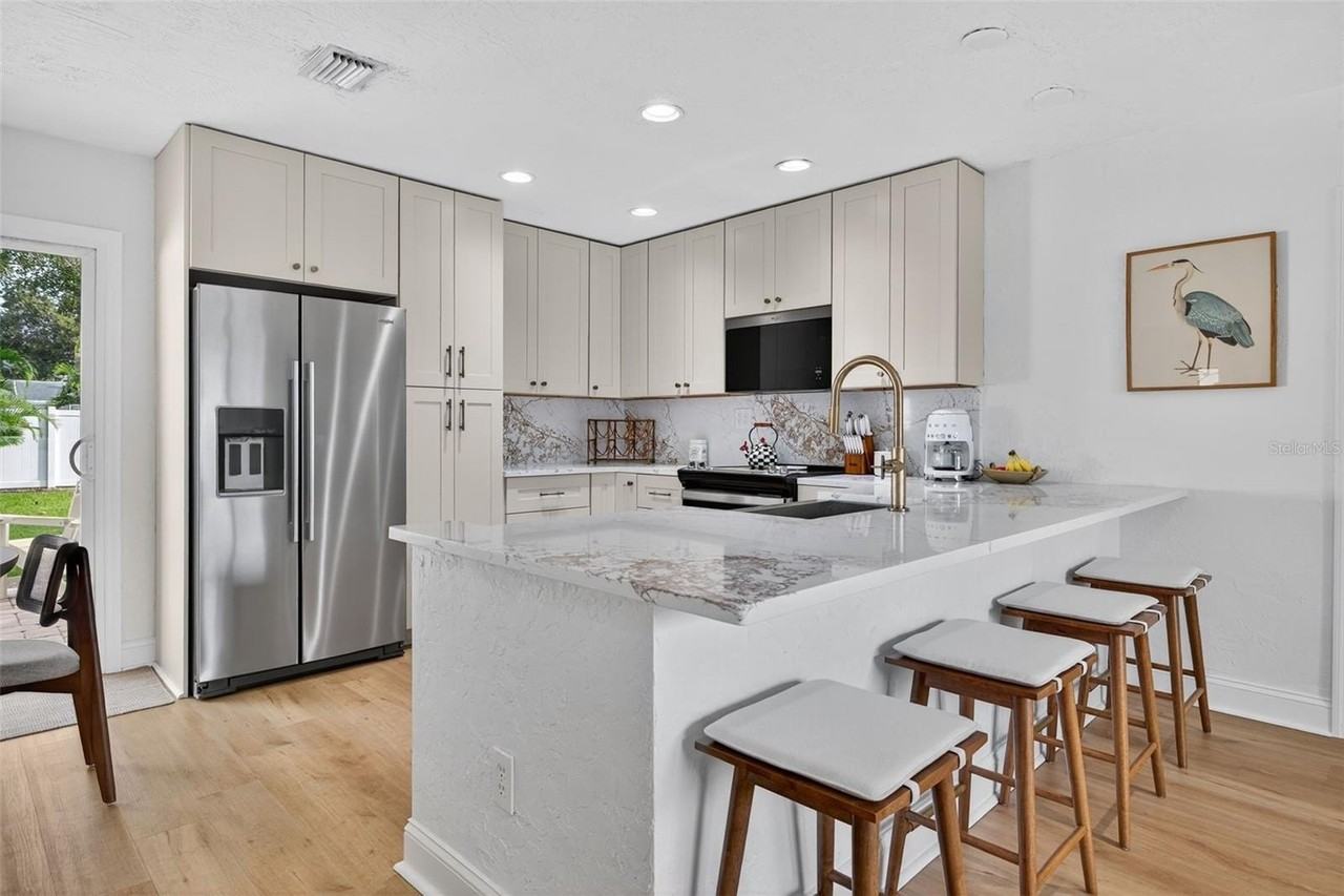 637 41st Ave Ne - Photo 7 of 35