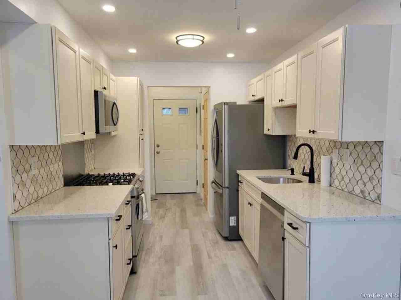 100 Hillside Dr Apt E4 - Photo 3 of 22