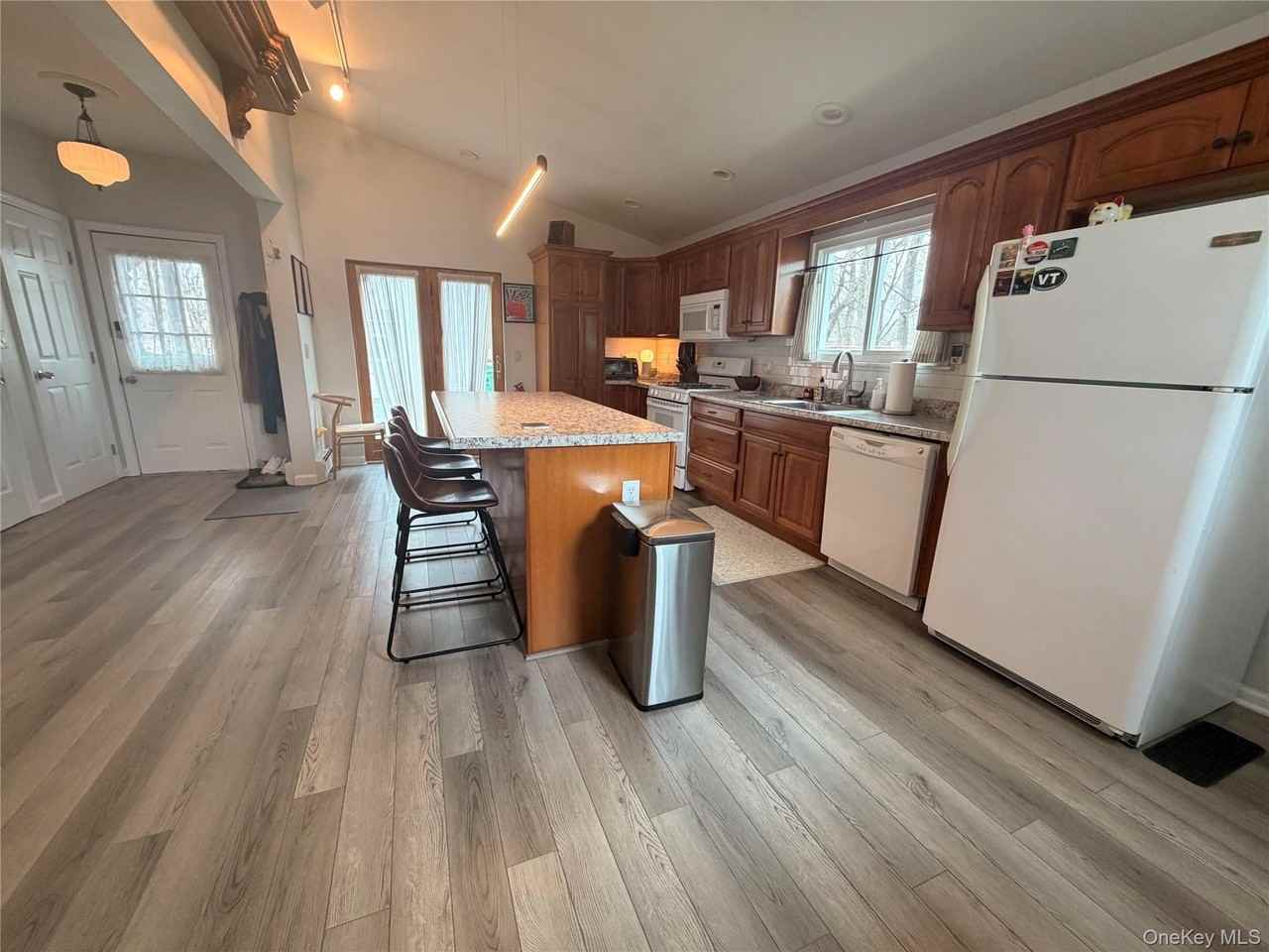 81 S Mesier Ave - Photo 4 of 16