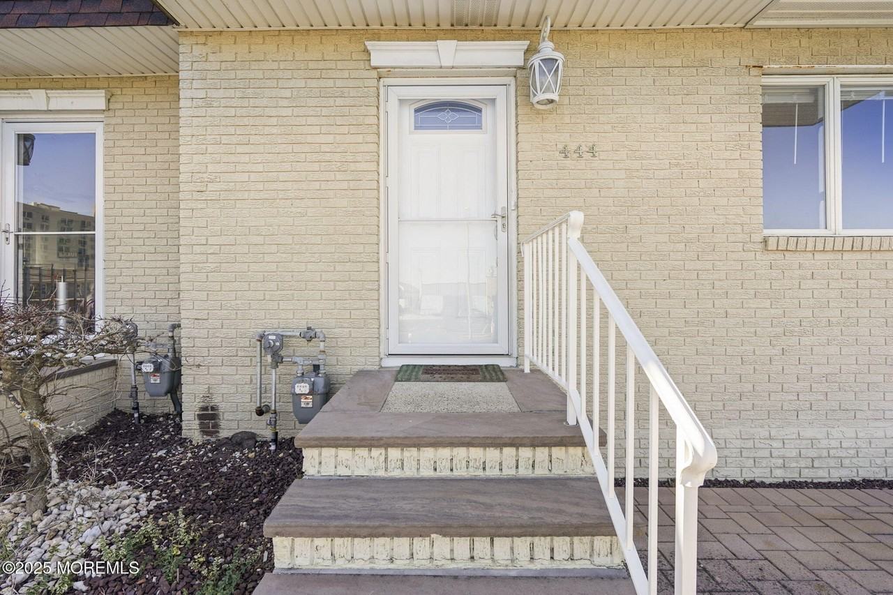 448 Ocean Blvd - Photo 2 of 23