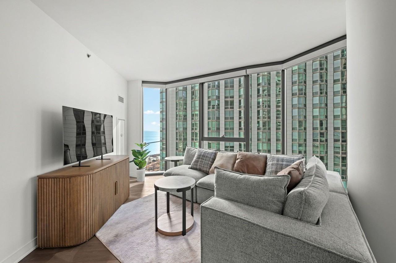 211 N Harbor Dr Apt 1401 - Photo 7 of 36