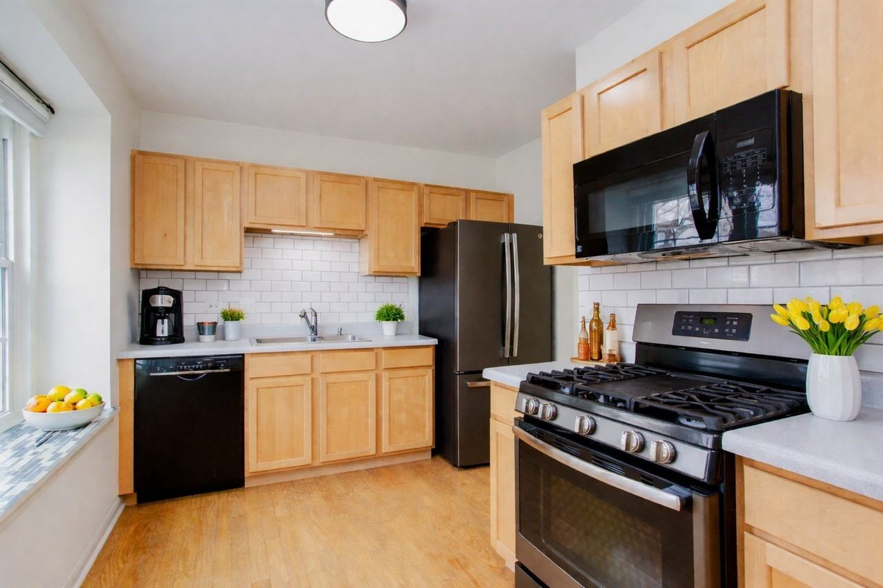 1217 N Village Dr - Photo 3 of 40