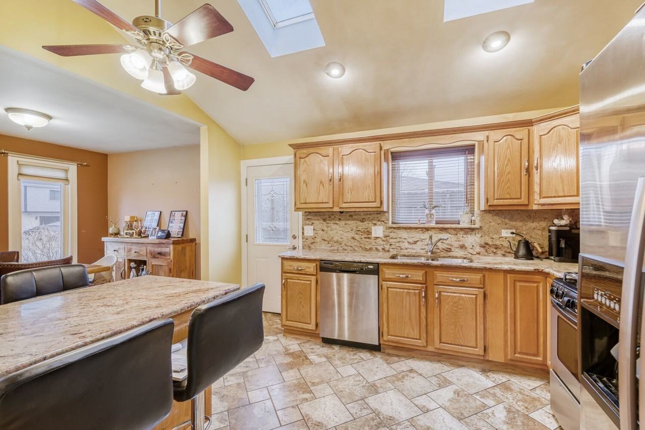 7642 W 92nd Pl - Photo 6 of 11