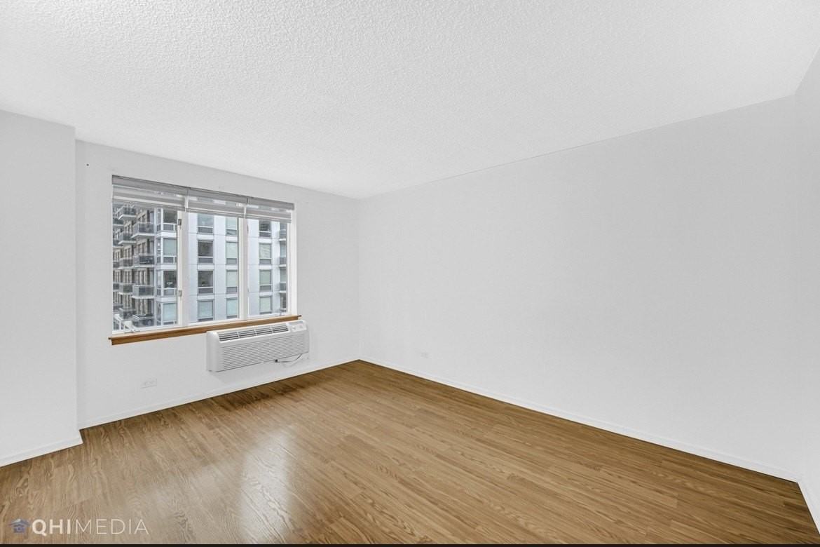 801 S Plymouth Ct #505 - Photo 4 of 11