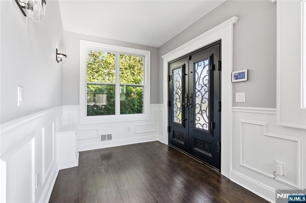 54 Lawton Ave - Photo 3 of 43