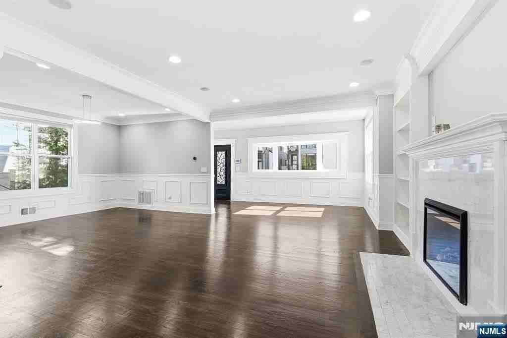 54 Lawton Ave - Photo 6 of 43