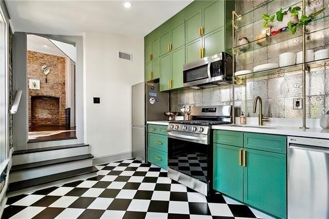 1013 6th St - Photo 4 of 12