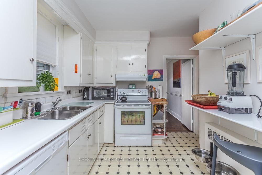 180 Strathgowan Avenue - Photo 4 of 5