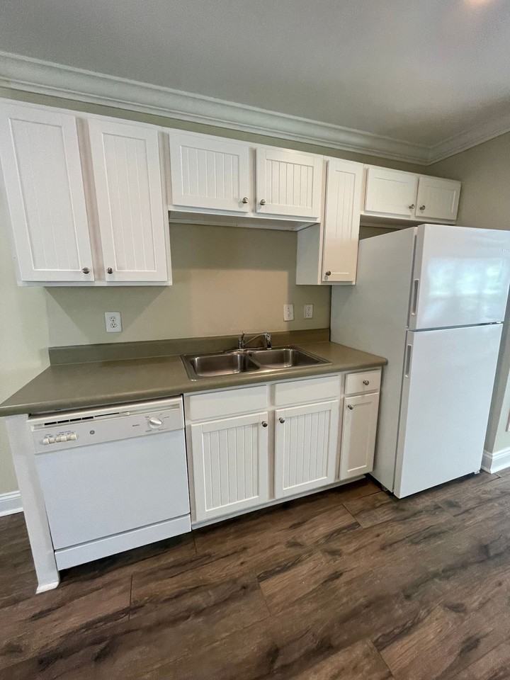 Two Bedrooms Available in this Three Bedroom Flat, Male Applicants! - Photo 2 of 11