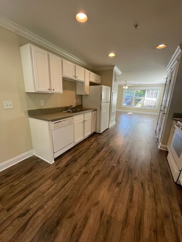 Two Bedrooms Available in this Three Bedroom Flat, Male Applicants! - Photo 3 of 11