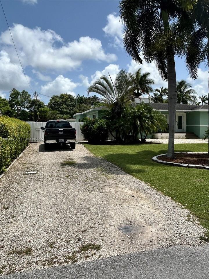 170 Northwest 18th Street - Photo 3 of 4