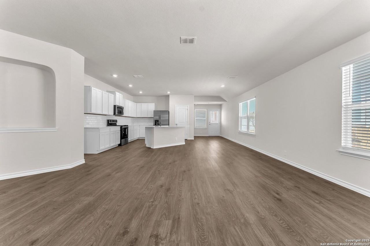 1719 Lavender Crk - Photo 7 of 39