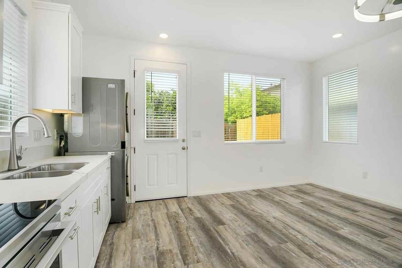 2077 Grove Ave - Photo 4 of 18