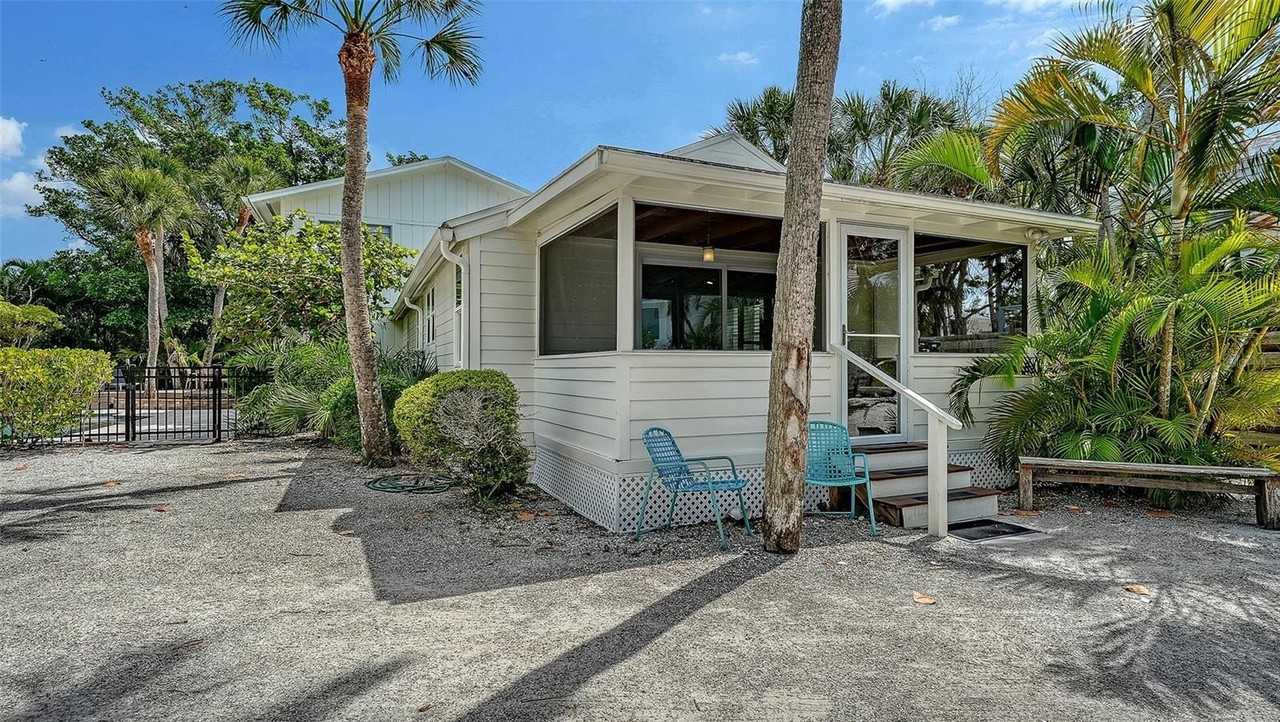 3708 Sandspur Ln - Photo 5 of 50