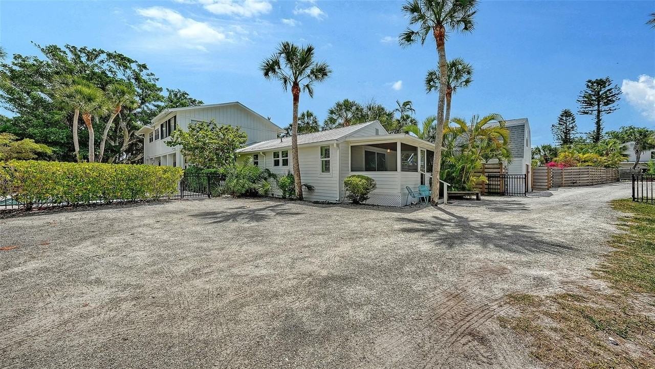 3708 Sandspur Ln - Photo 6 of 50