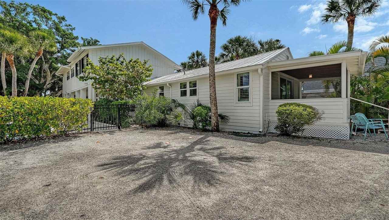 3708 Sandspur Ln - Photo 4 of 50