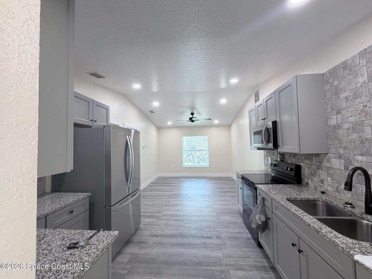 1153 Carlton Dr Apt B - Photo 2 of 10