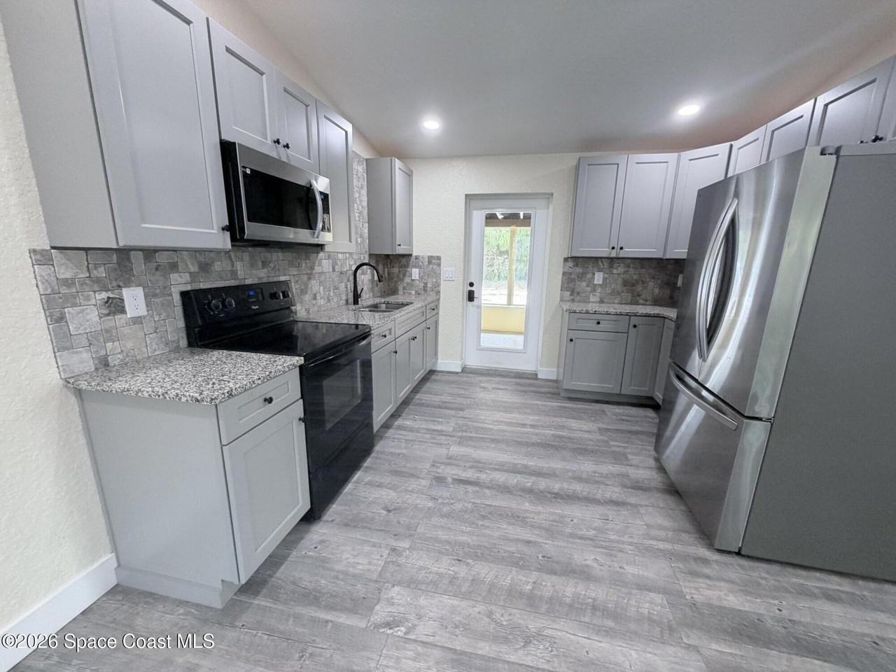 1153 Carlton Dr Apt B - Photo 3 of 10