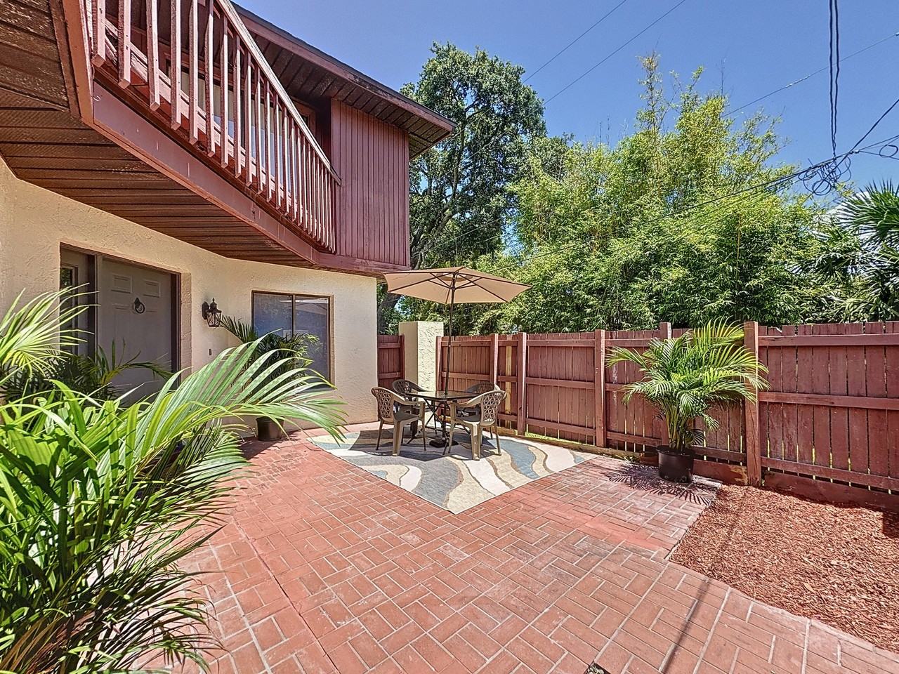 2577 S Park Ave - Photo 3 of 26