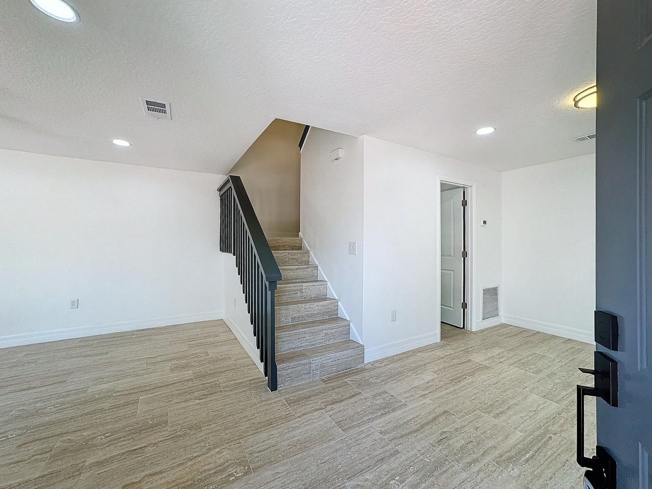 2577 S Park Ave - Photo 6 of 26