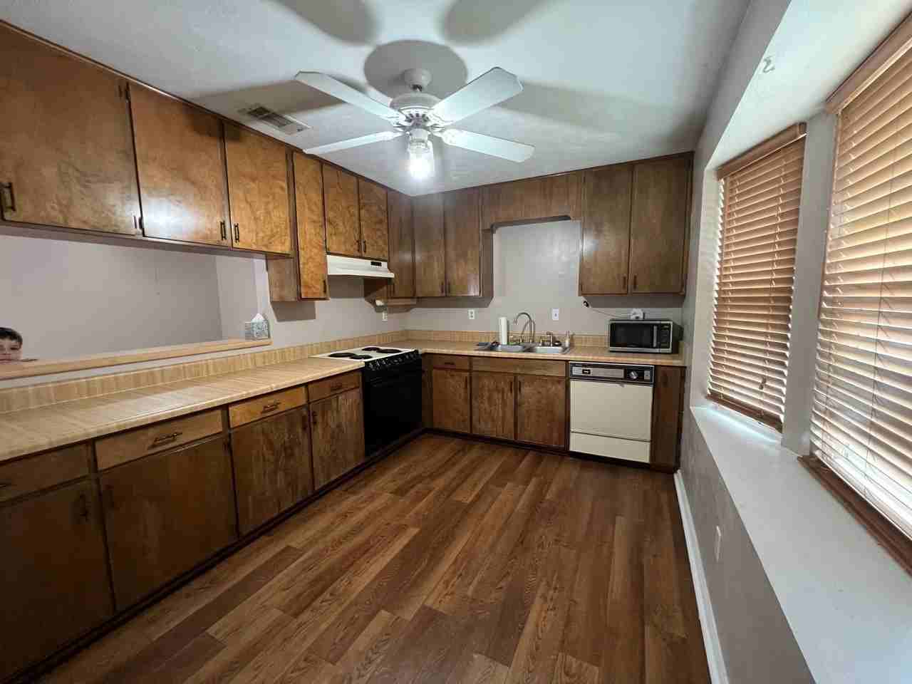 121 Boardwalk St - Photo 3 of 17