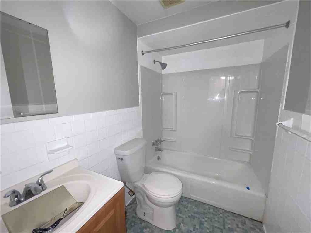 307 Avenue A #B - Photo 4 of 7