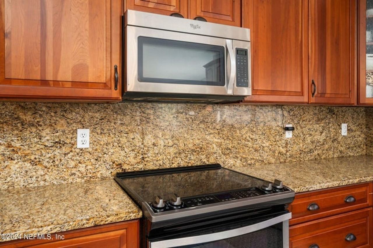 425 Oak Pond Dr - Photo 7 of 47