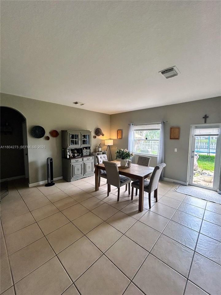 215 Southeast 32nd Avenue - Photo 2 of 7