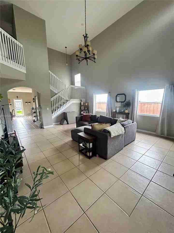 215 Southeast 32nd Avenue - Photo 3 of 7