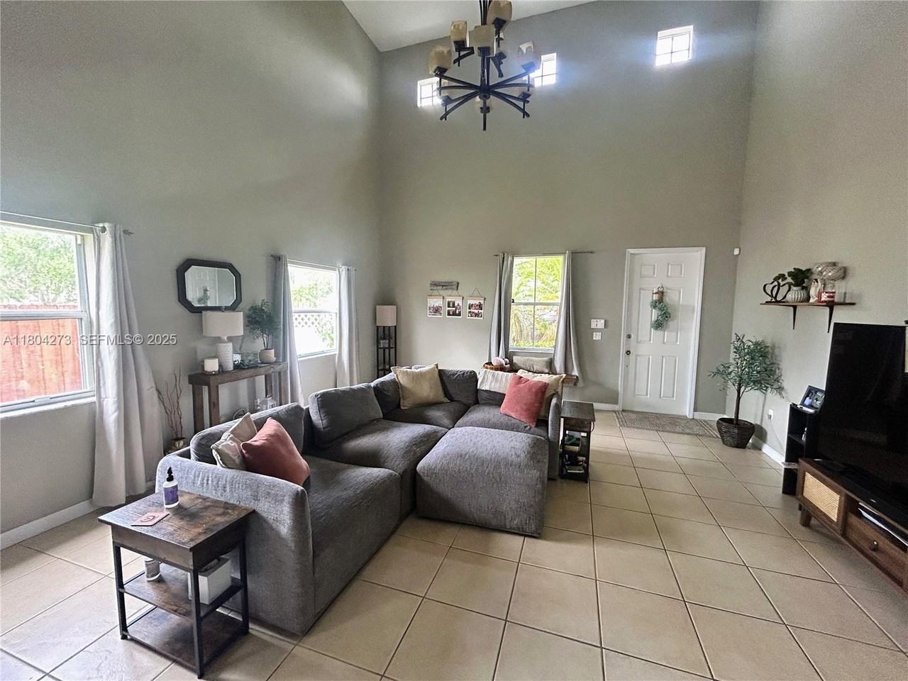 215 Southeast 32nd Avenue - Photo 4 of 7