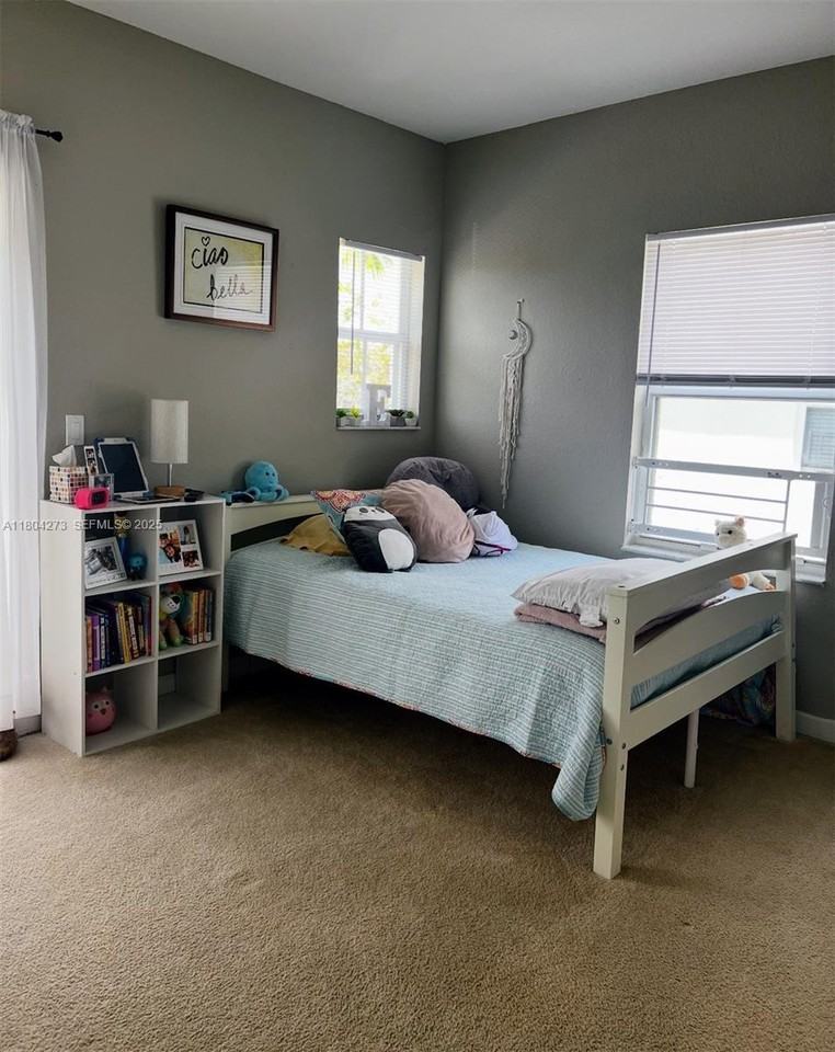 215 Southeast 32nd Avenue - Photo 6 of 7