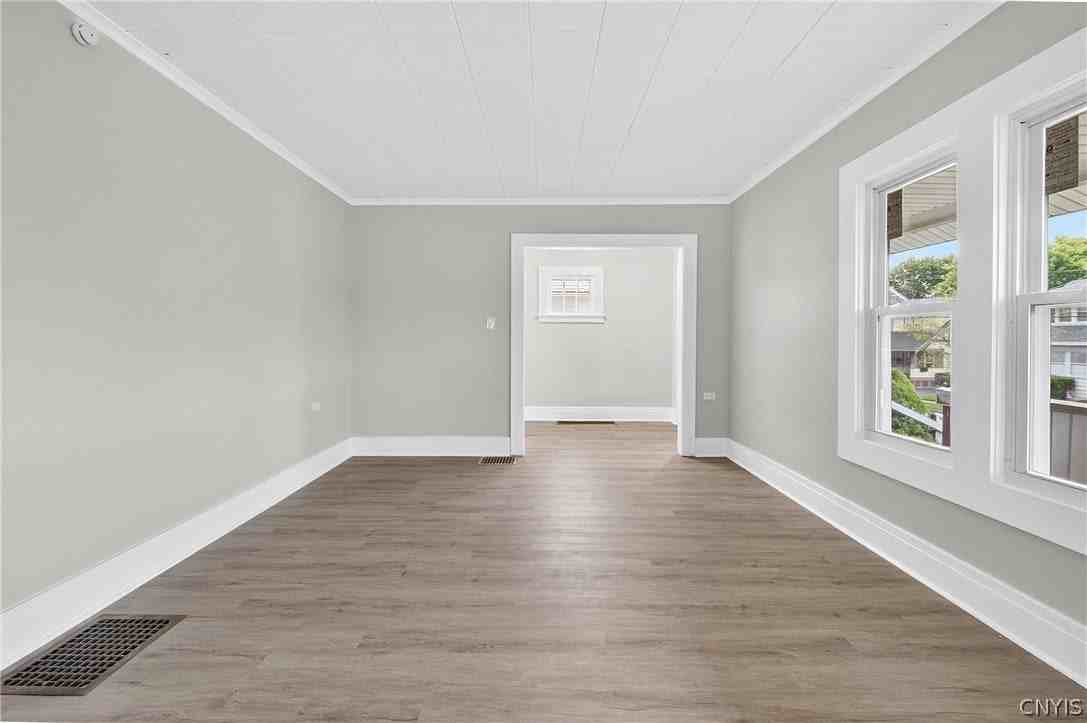 111 Maplehurst Ave - Photo 6 of 35