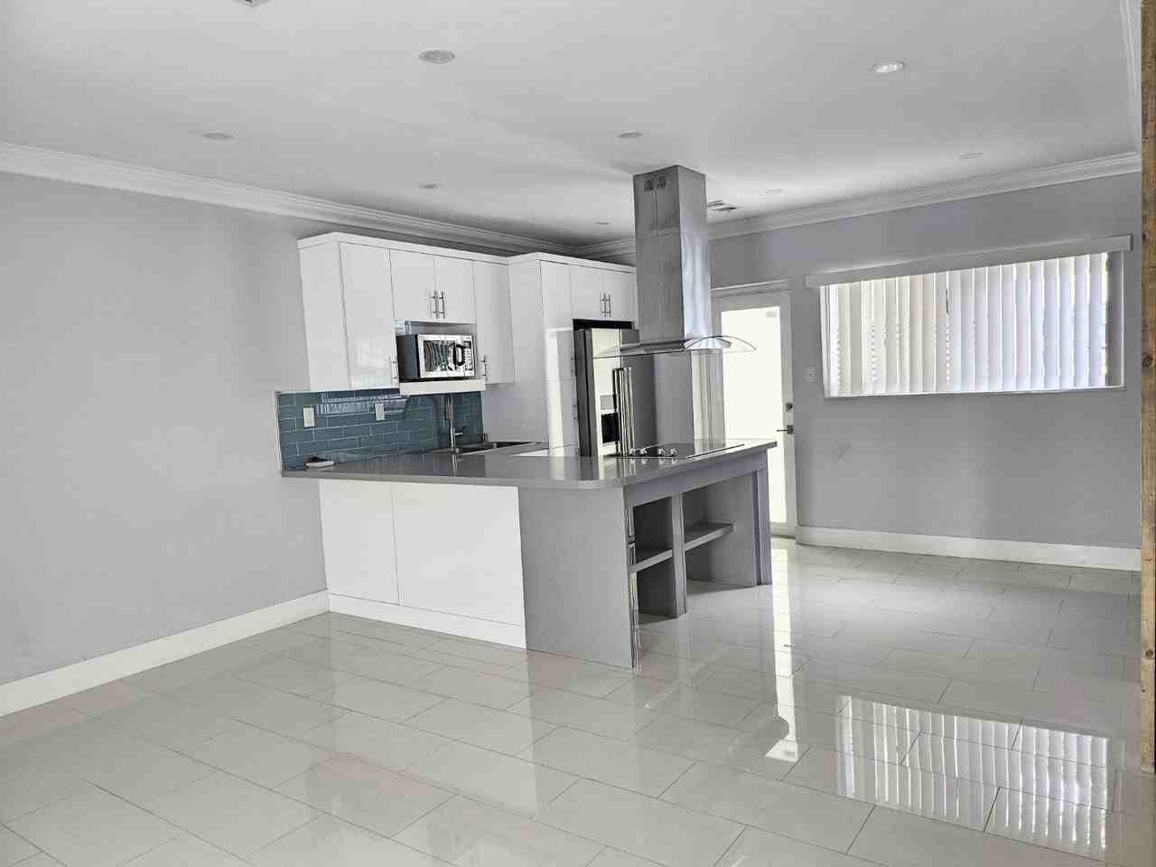5816 Sw 9th St - Photo 2 of 12