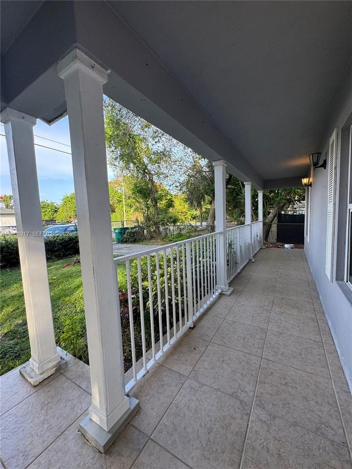 22250 Miami Avenue - Photo 2 of 10