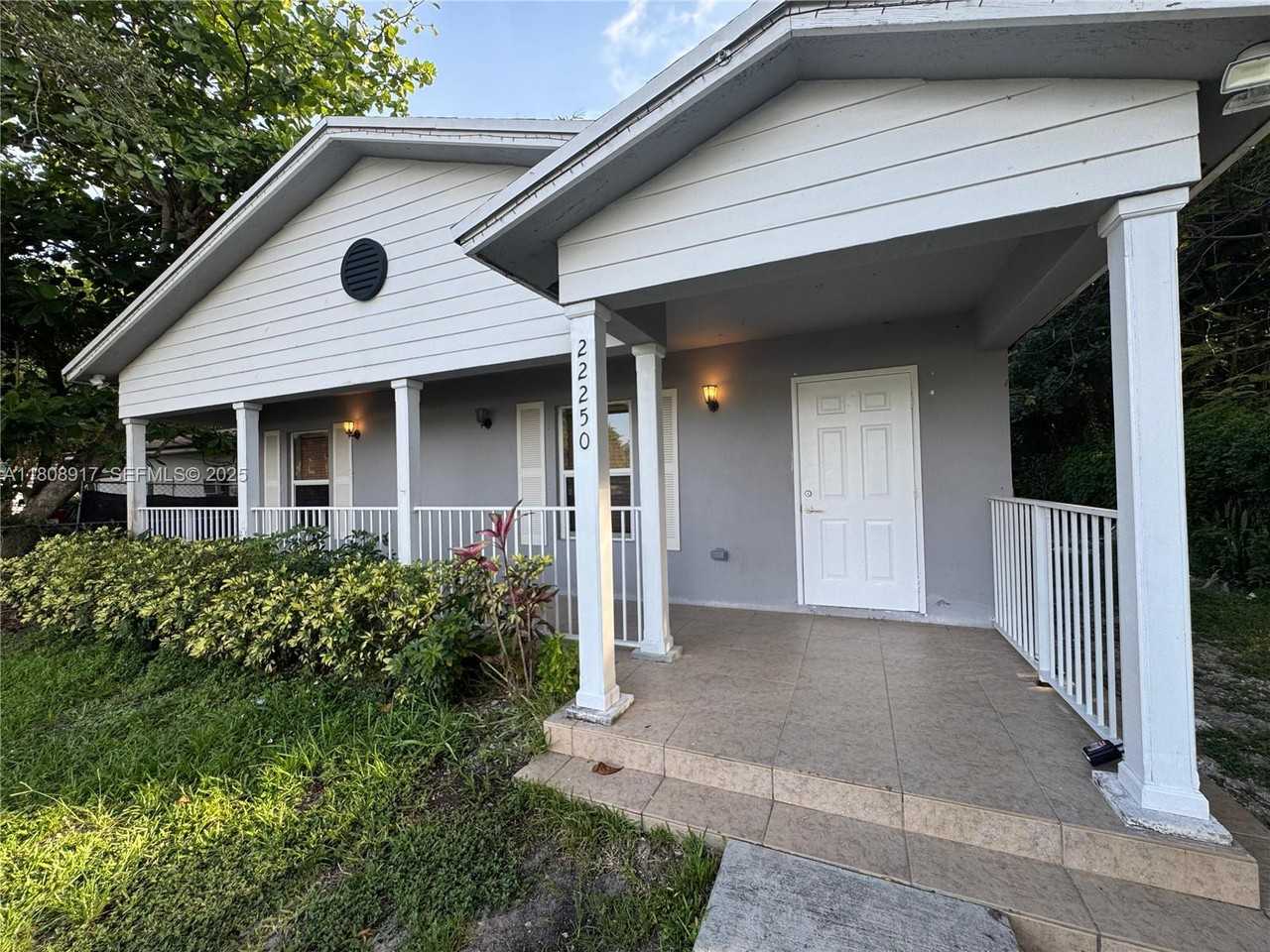 22250 Miami Avenue - Photo 3 of 10