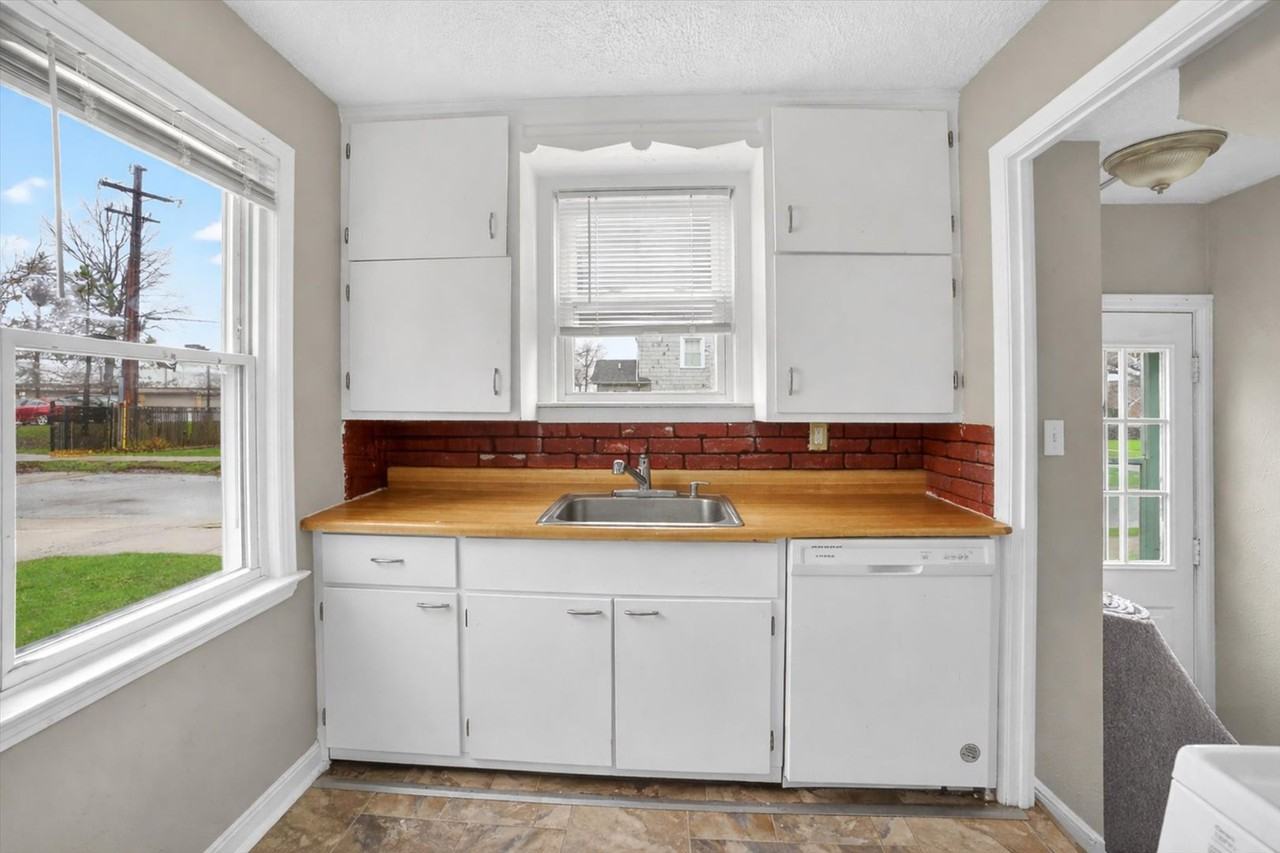 1568 Parker Dr - Photo 5 of 22