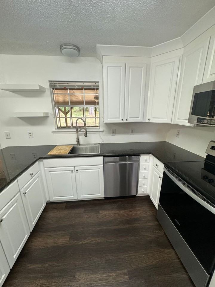 210 Meredith St - Photo 2 of 15