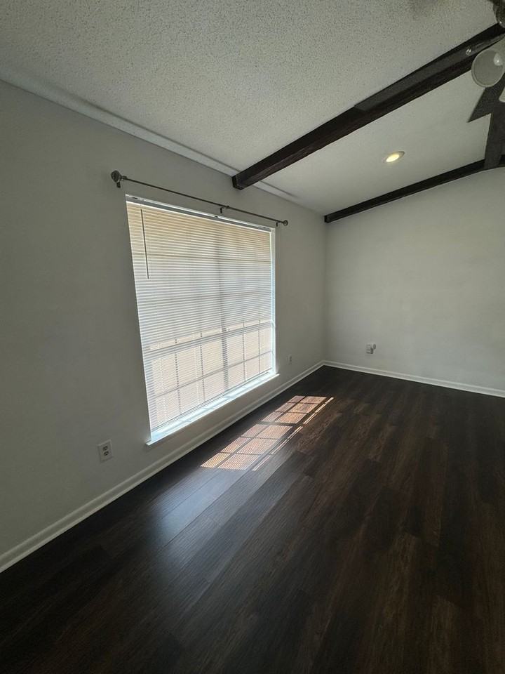 210 Meredith St - Photo 6 of 15