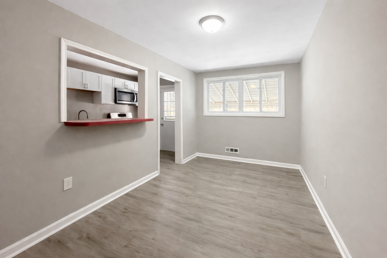 4914 Greencrest Rd - Photo 4 of 18