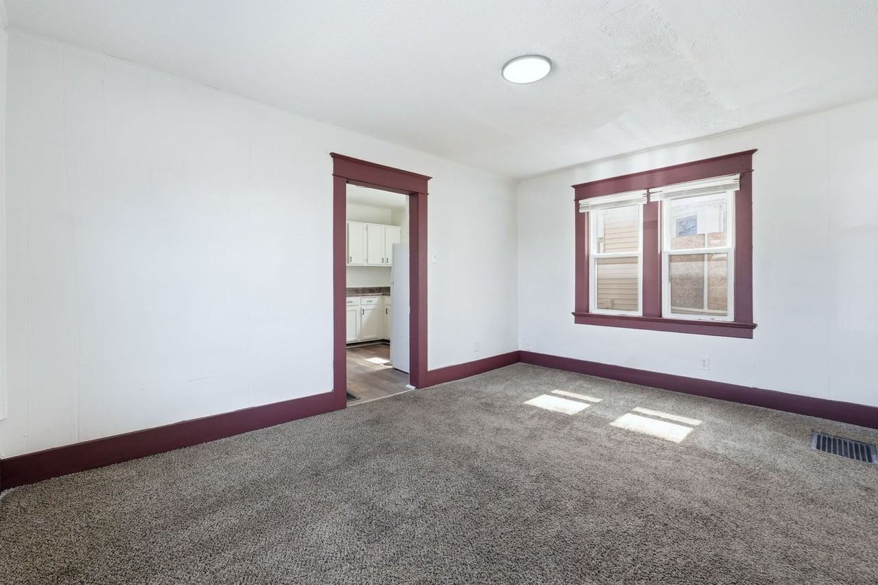 1117 Monroe St - Photo 4 of 26