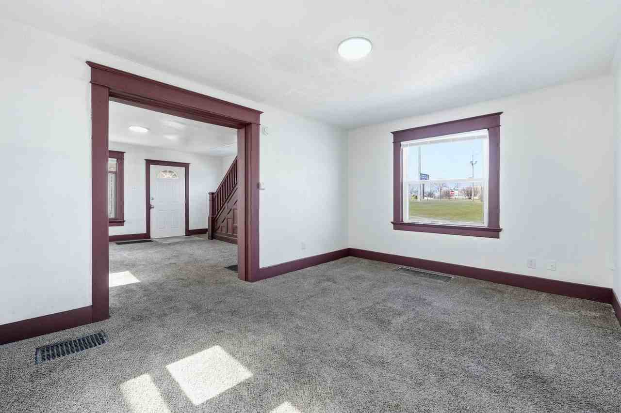 1117 Monroe St - Photo 5 of 26