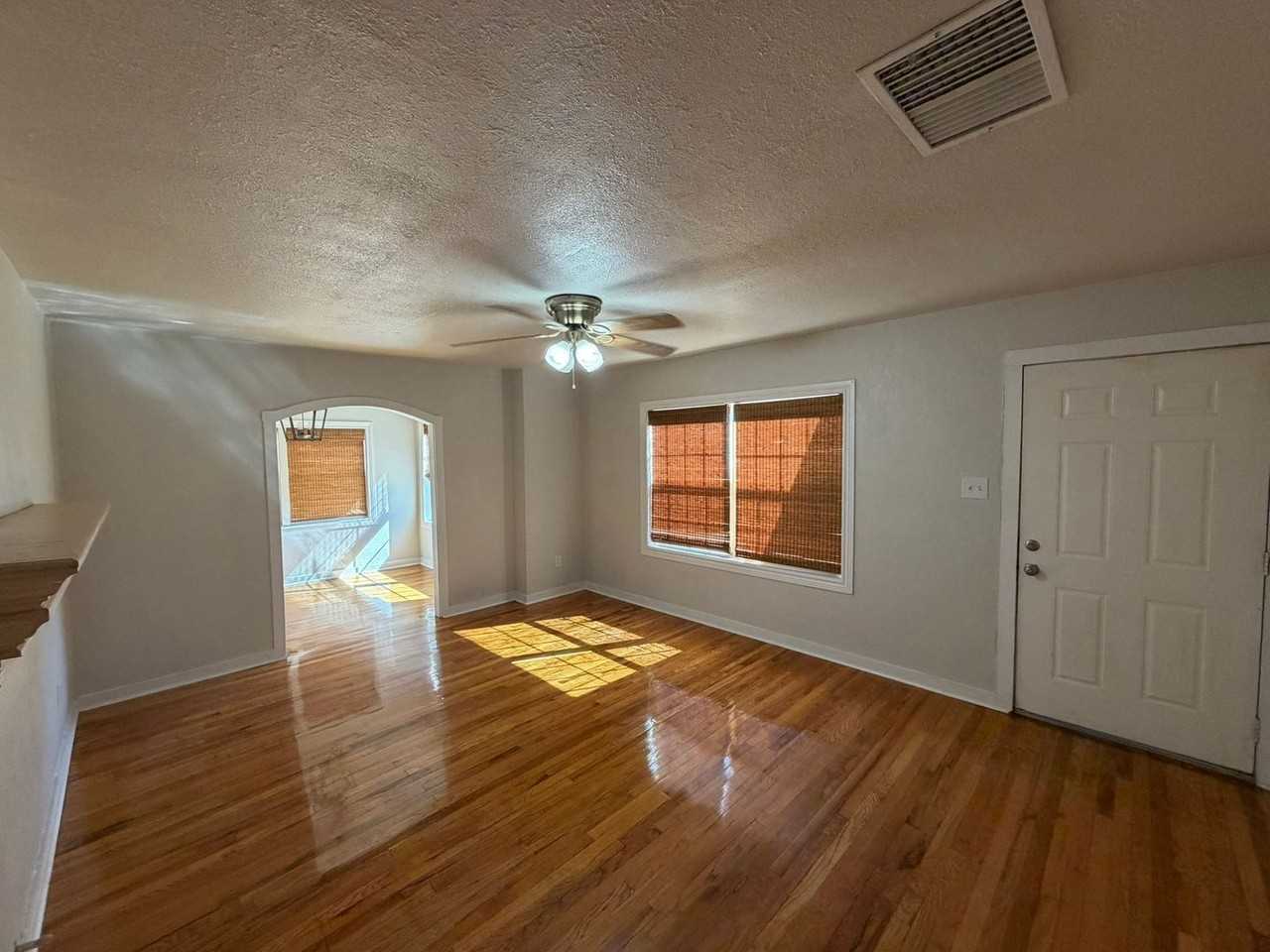 809 Pate St - Photo 4 of 20