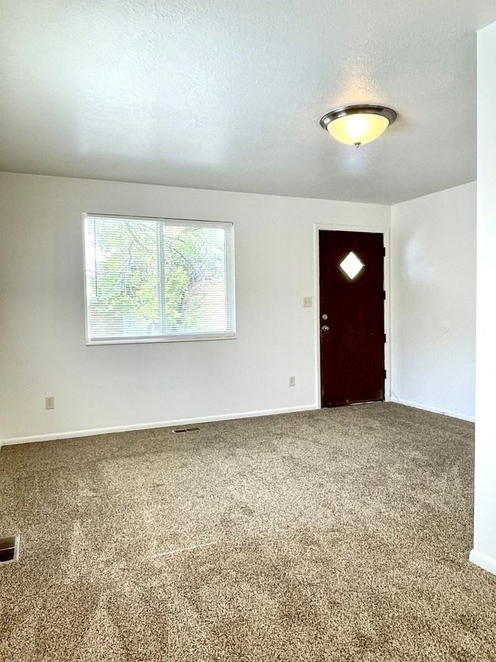 54 W 250 N - Photo 3 of 13