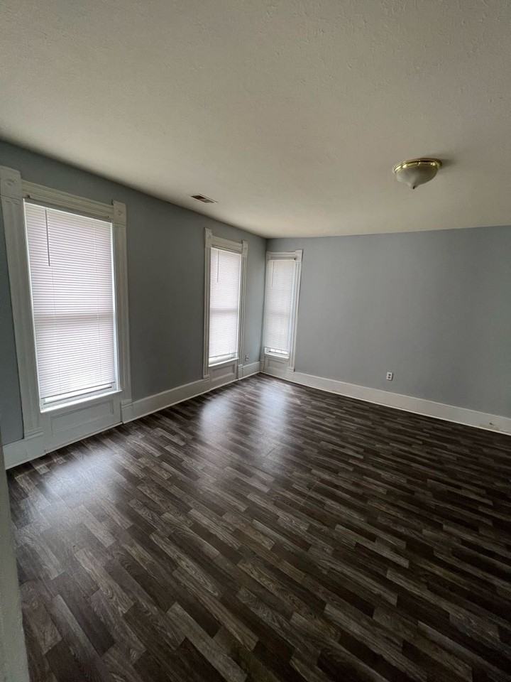 1139 S 28th St - Photo 2 of 5