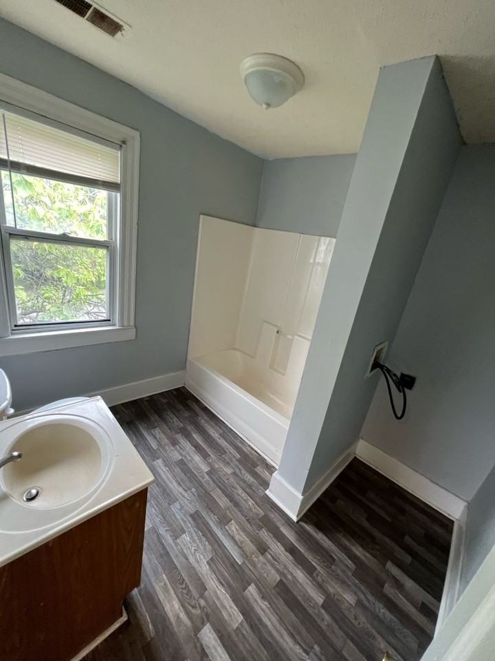 1139 S 28th St - Photo 4 of 5